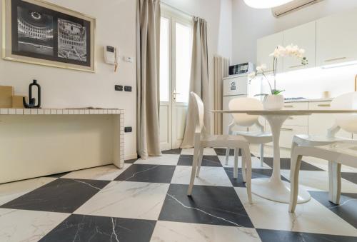 a kitchen and dining room with a table and chairs at TEATRUM LOFT Teatro Galli -Jacuzzi in camera in Rimini