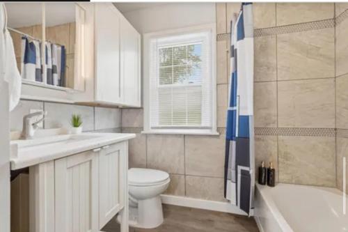 Koupelna v ubytování The Sunset Getaway, Modern 3BR w Deck Minutes from I-65, Fenced Yard