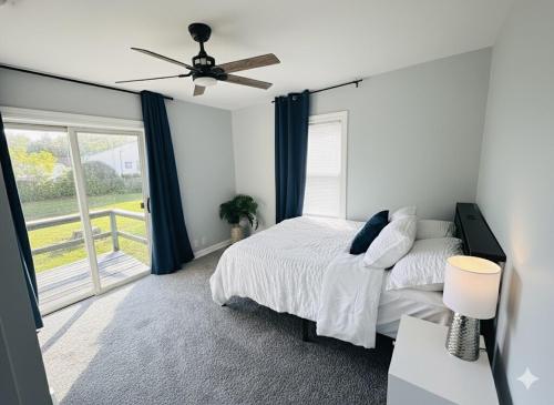 Postel nebo postele na pokoji v ubytování The Sunset Getaway, Modern 3BR w Deck Minutes from I-65, Fenced Yard