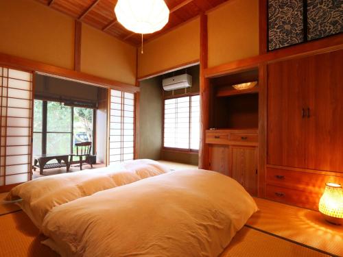 Ένα ή περισσότερα κρεβάτια σε δωμάτιο στο SUNAORetreat奥白浜