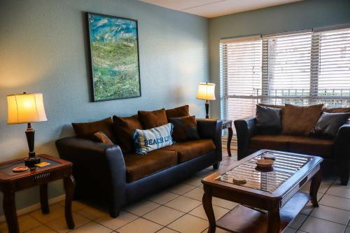 Χώρος καθιστικού στο Beachview 105 Condominium Condo