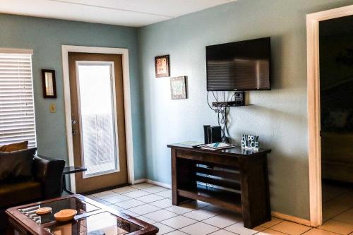 Μια τηλεόραση ή/και κέντρο ψυχαγωγίας στο Beachview 105 Condominium Condo