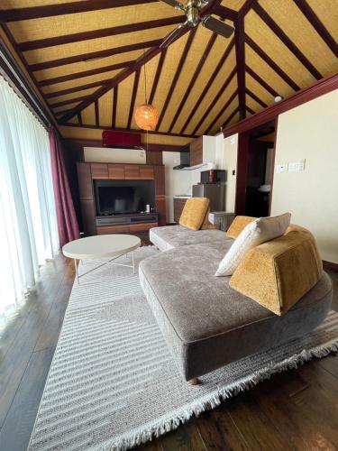 a living room with two beds and a table at Kori Terrace N in Kouri