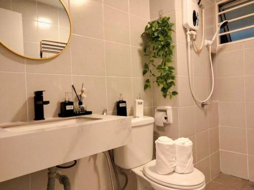 V Boho Home 3Bedroom 7-8Pax Eco Majestic Semenyih في Beranang: حمام مع مرحاض ومغسلة ومرآة
