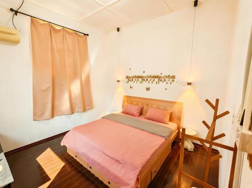 Postel nebo postele na pokoji v ubytování 玖月舒苑