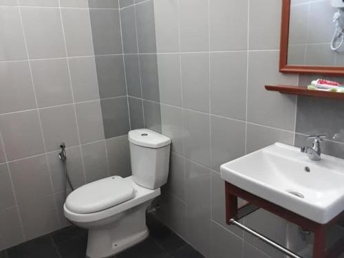 een badkamer met toilet en wastafel bij Araz Homestsay in Kota Bharu