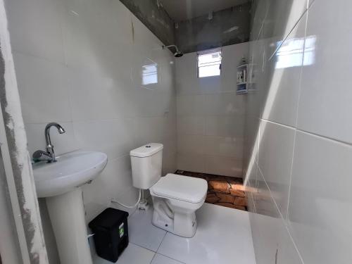ein weißes Badezimmer mit Toilette und Waschbecken in der Unterkunft Castanhal na Cop30 in Castanhal