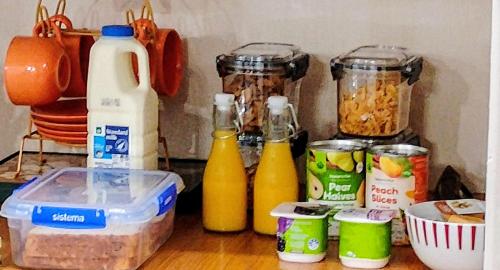 Una encimera de cocina con varios alimentos sobre una mesa en Park View 'Home Away From Home', en Feilding