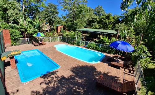 an overhead view of a swimming pool in a backyard at Estrella del Monte in Puerto Iguazú