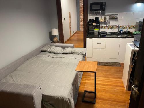 Cette petite chambre comprend un lit et une table. dans l'établissement Excepcional apartamento en Palacio Salvo, à Montevideo