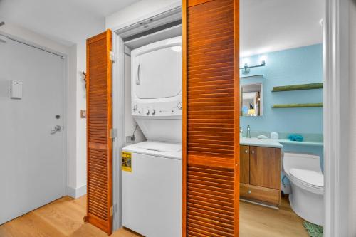 Ένα μπάνιο στο Maui Sunset B319: Ocean view 2BR condo in North Kihei, perfect for families.