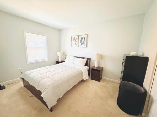 Un dormitorio con una cama y una silla dentro. en Charming 4BR 4BA Townhouse In Annandale, VA, en Annandale