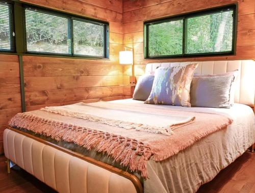 Postel nebo postele na pokoji v ubytování Moonshine Ridge Perfect Couples Retreat in Bryson City