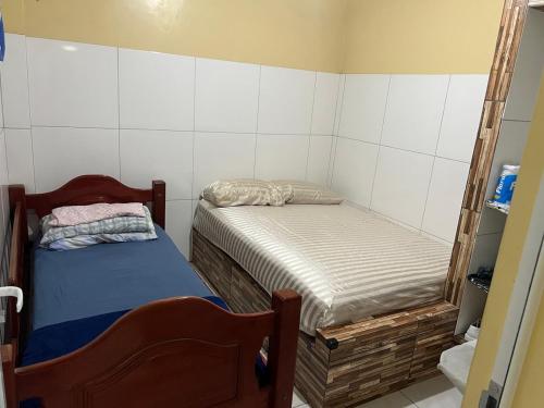 2 Einzelbetten in einem Zimmer mit Spiegel in der Unterkunft Furnished Apartment Type House for COP30 in Belém