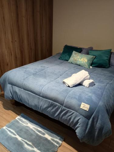 a bed with two towels on top of it at Departamento para Dos in Temuco