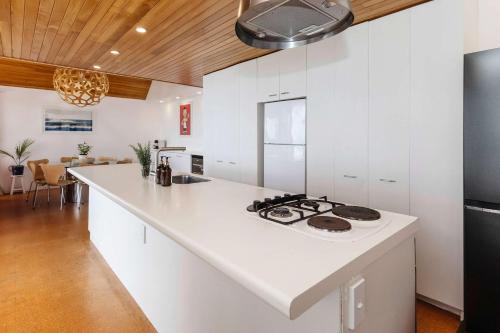 Kuchyň nebo kuchyňský kout v ubytování Beachfront Oakura - steps from stunning beach