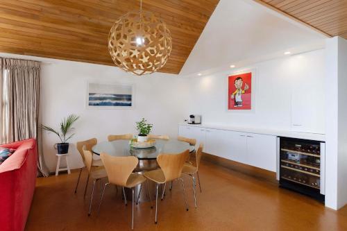 Posezení v ubytování Beachfront Oakura - steps from stunning beach