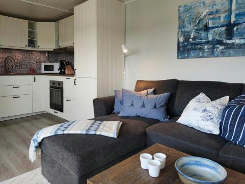 un salon avec un canapé et une table dans l'établissement Newly Renovated Cottage With Sea View In Säckebäck, à Varekil