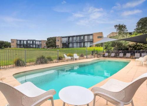 Bazén v ubytování Resort Living with Pool, Golf, Bar and Dining nebo v jeho okolí