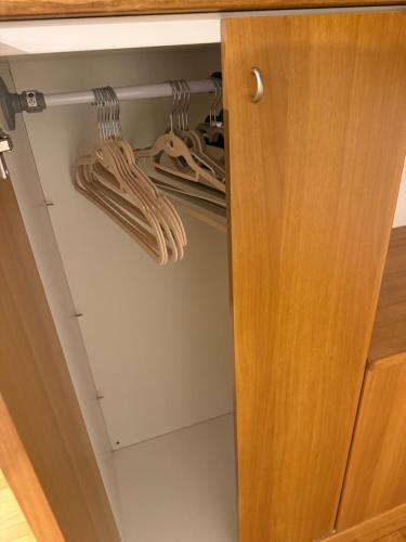 ein Schrank mit einer Schublade mit Küchenutensilien in der Unterkunft Appartamenti Mazzini in Turin