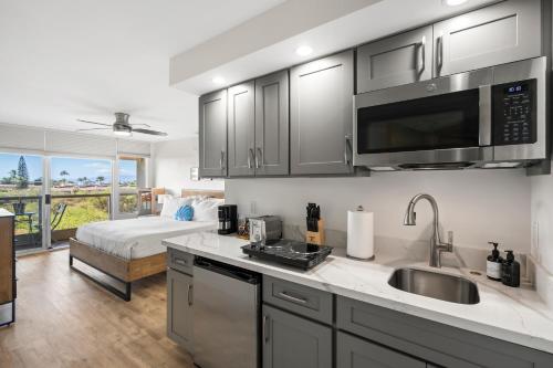 Kuchyň nebo kuchyňský kout v ubytování King Studio with Pool, Split AC, Across Kamaole II Beach Park