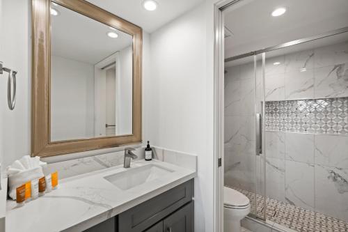 Koupelna v ubytování King Studio with Pool, Split AC, Across Kamaole II Beach Park