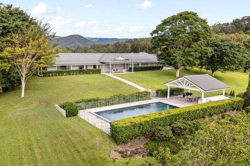 Bazén v ubytování Peaceful 4BR Bonogin Retreat by Housemark Escapes nebo v jeho okolí