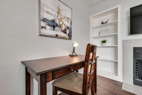 Μια τηλεόραση ή/και κέντρο ψυχαγωγίας στο New Upgraded 1Bd Apt Pool Dfw Irving - I47