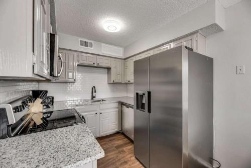 Η κουζίνα ή μικρή κουζίνα στο New Upgraded 1Bd Apt Pool Dfw Irving - I47