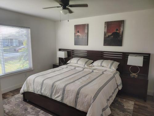 Postel nebo postele na pokoji v ubytování That cute house on Emerald!