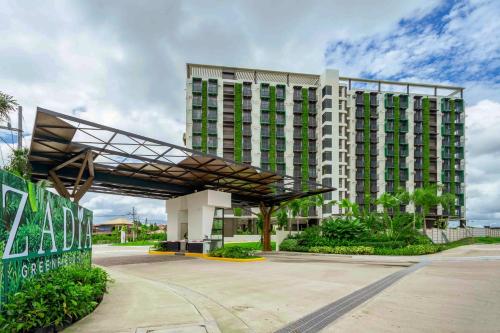 Un gran edificio con un dosel delante. en Semi Furnished Condo at Sta Rosa Zadia Tower 2, en Sampong