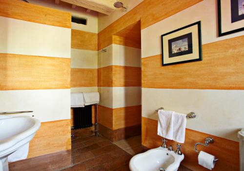 チェトーナにあるVilla SAN FRANCESCOの洗面台とトイレ付きのバスルーム
