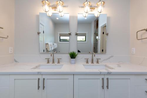 ワイコロアにあるPEACEFUL PARADISE Quiet home with private poolの洗面台が2つと大きな鏡があるバスルーム