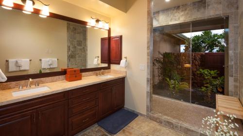 a bathroom with two sinks and a shower at ❤PiH❤MAUNA KEA DREAM We ︎ Families Private Heated PoolSpa Stunning Views in Hapuna Beach