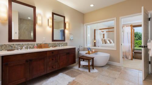 ワイコロアにあるKOHALA HAVEN Heavenly 3BR KaMilo Home Closest to Pool Complexの浴槽、トイレ、洗面台を備えたバスルーム