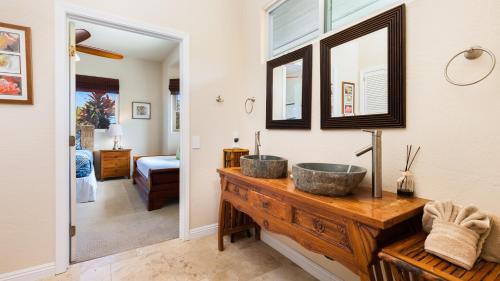 Koupelna v ubytování PACIFIC VISTA RETREAT Stunning 5BR Home Overlooking Ocean Privacy and Pool