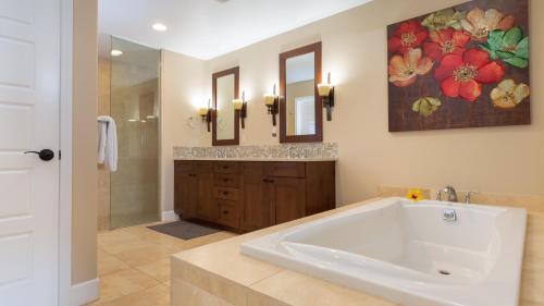 Ένα μπάνιο στο ONCE UPON A TIDE Charming 4BR KaMilo Home with Bikes and Beach Gear