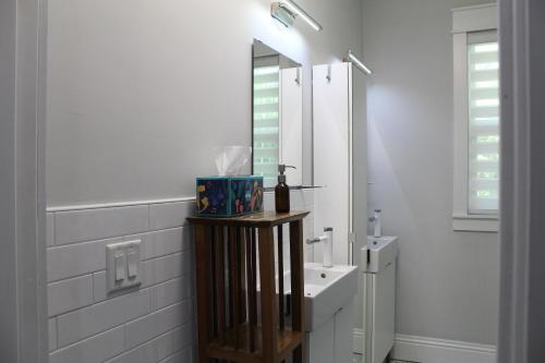 un baño con lavabo y espejo en Historic Home Near UF Health & Stadium, en Jacksonville