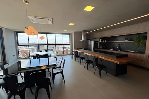a dining room with a long table and chairs at Apt sensacional Liv Residence pertinho da praia ! in Maceió