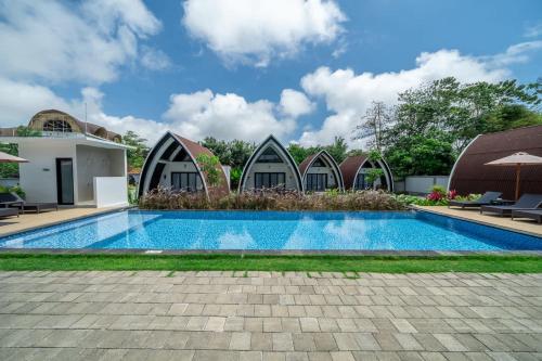 ein Swimmingpool vor einer Villa in der Unterkunft King Suite with Kitchen & Pool in Uluwatu - No3 in Bingin Beach