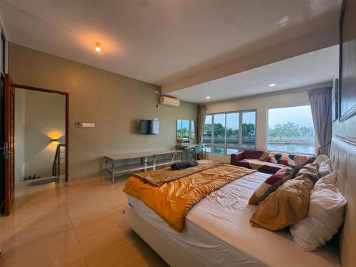 Pulau Sembakau KecilにあるBBQ,Canoe,KTV, Port Pickup Includedの大きなベッドと大きな窓のある寝室