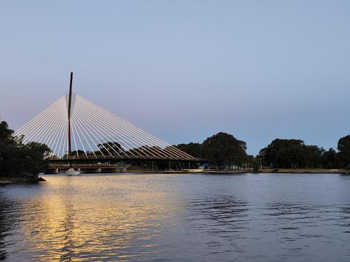 パースにあるKaivalya Niketanの水上橋