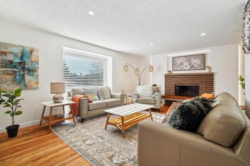 Posezení v ubytování Luxury Retreat near beaches, 12 miles to Seattle