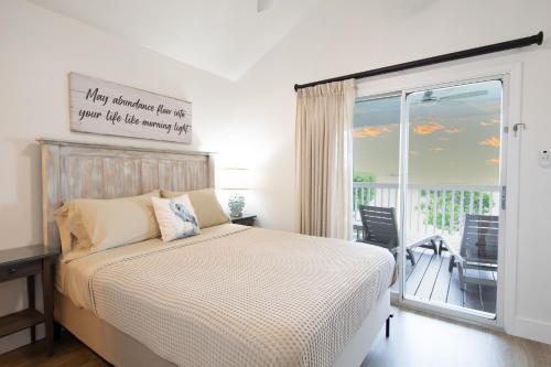 Ένα ή περισσότερα κρεβάτια σε δωμάτιο στο Villa del Sol - 2-3 Villa - OS Slip Ramp Pkg