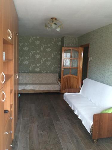 チョロノモスクにあるPark Apartmentのベッドルーム(ベッド1台、ベンチ付)
