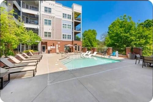 Πισίνα στο ή κοντά στο Gorgeous Uptown Apartment with Pool