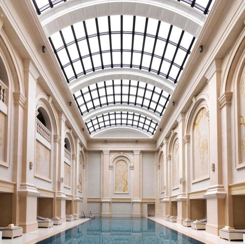 vista sulla piscina in un edificio con soffitto in vetro di Four Seasons Hotel Baku a Baku