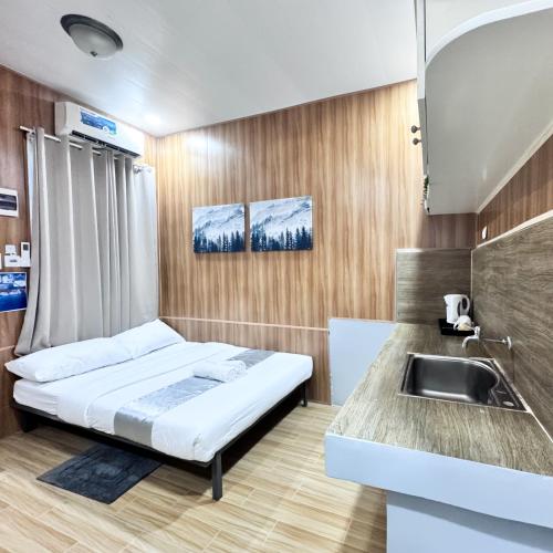 Kuchyň nebo kuchyňský kout v ubytování Air'bnb Suites Malaybalay