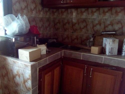 Kuchyň nebo kuchyňský kout v ubytování Studio moderne Liboudi Nkolbisson Yaoundé