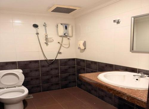 ニライにあるSwing & Pillows - Dataran Nilaiのシャワー、トイレ、洗面台を備えたバスルーム